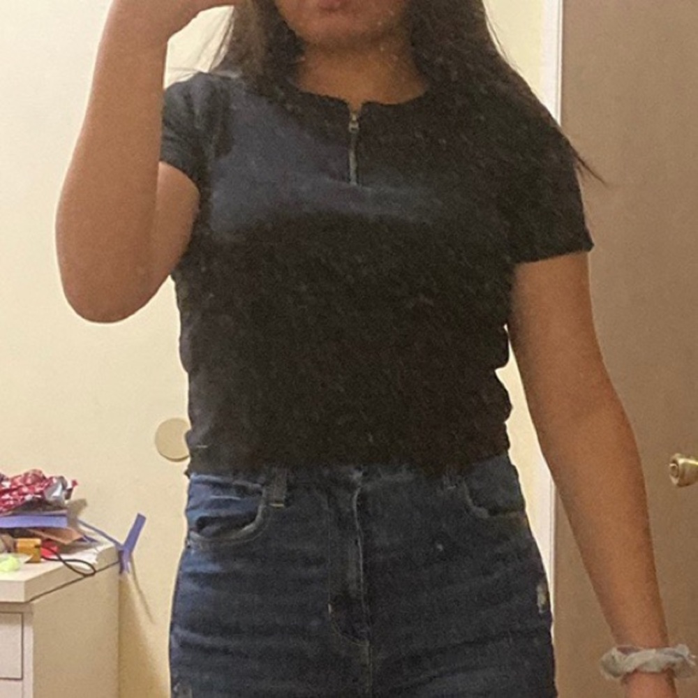 HALFED ZIPPED CROP TOP